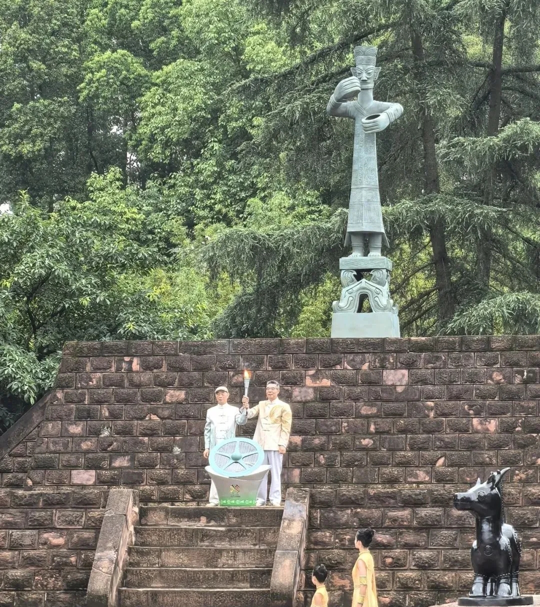 肖先进与朱章义同持采火棒,在采火器上引燃银色龙形采火棒,然后采火棒引燃火炬盆……当火炬盆中世运火种熊熊燃起,全场响起热烈的掌声。从光到电再到火,绿色低碳光伏技术与“光明使者”太阳神鸟连线,完成了一场科技赋能传统的时空对话。