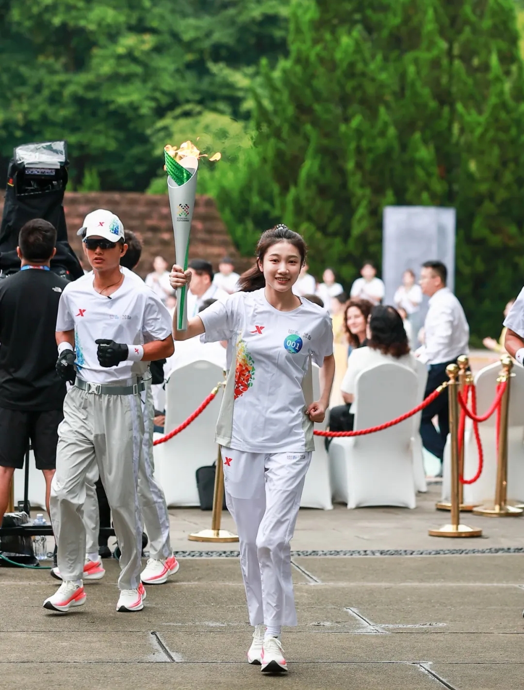 火种采集仪式后,首棒火炬手、成都籍巴黎奥运会艺术体操冠军黄张嘉洋高擎“竹梦”火炬,从祭祀台出发。火炬途经三星堆新馆、游客中心、文物保护修复馆等标志性建筑,最终回到原点完成收火仪式。三星堆博物馆传递的20棒火炬手中,有奥运冠军、科研先锋,也有基层模范、青年代表,他们用每一次接力与14亿中国人共同绘制“各美其美、美美与共”的时代画卷。