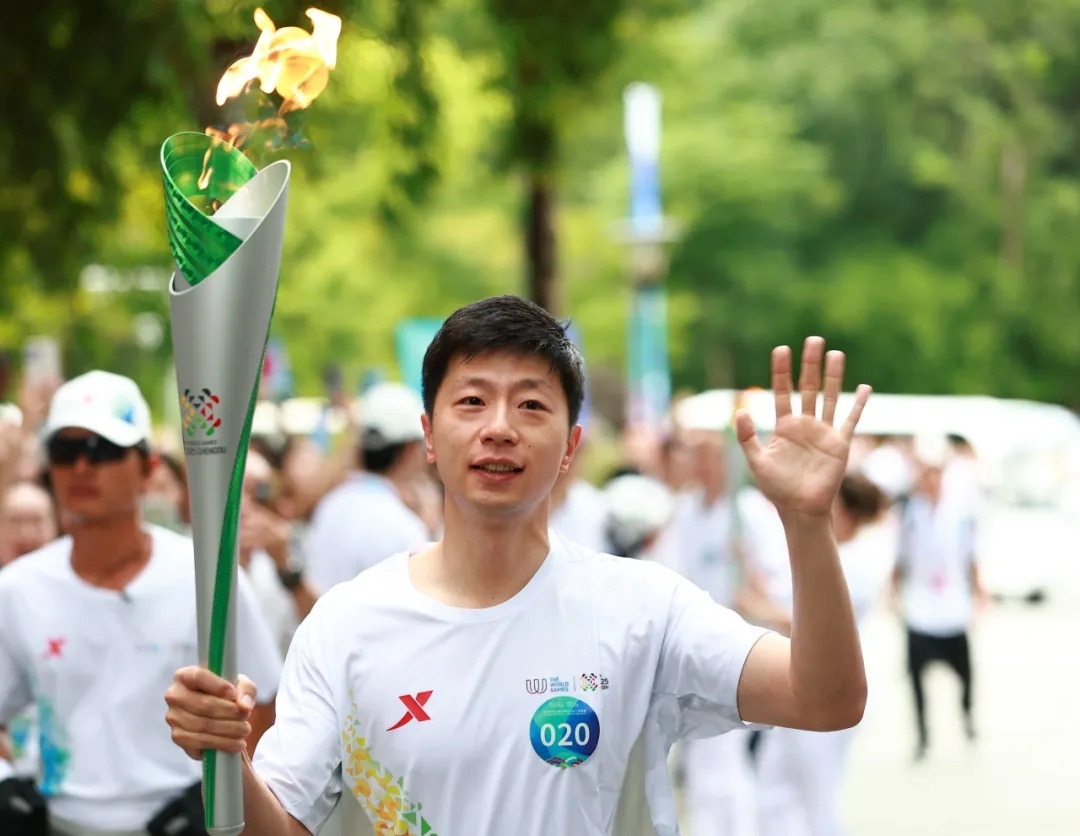 经过近40分钟的火炬传递,末棒火炬手、中国乒乓球史上首位男子“超级全满贯”得主马龙手持火炬回到祭祀台,火种护卫队将火种收入刻有太阳神鸟纹的青铜火种盆时,三星堆1.5公里传递画上圆满句号,“竹梦”征程全面启程——它将转场至金沙遗址博物馆,开启下一站传递。