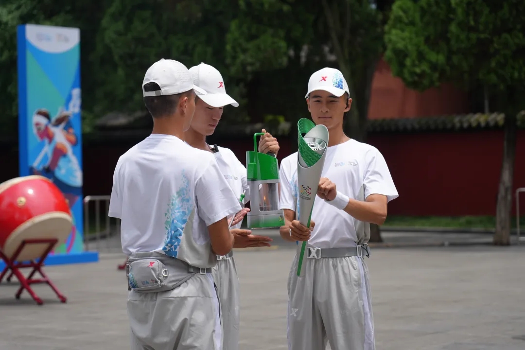 作为成都世运会火炬传递的第四站,武侯祠的火炬之路设15棒火炬手,涵盖体育界、文艺界、科技界、基层一线等各个领域。从武侯祠博物馆西区大门出发,途经静远堂、荐馨殿、四方亭、旌忠门、牌坊门回到西区大门。最终,巴黎奥运会自由式小轮车金牌得主邓雅文与其主教练吴丹并肩,接过武侯祠火炬传递的最后一棒,为该站火炬传递画上句点。