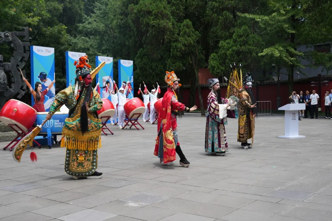 实际上,三国文化与世运精神的相同点,不止杨金惠所说的智慧。诸葛亮“未出茅庐而知天下三分”的洞察力,三国群雄纵横捭阖的谋略,与当今运动员赛场上的战术博弈同样一脉相承,诠释着智慧的相同点。而在火炬传递现场,每一位火炬手的切身经历,同样是“三国精神”在现代最好的演绎。