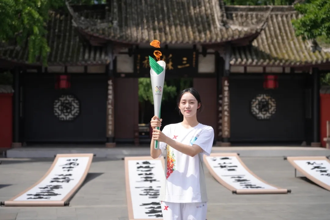 围观市民突然齐声吟诵“明月几时有”,宋词的韵律乘着微风铺展,2000多年前文翁兴学创办蜀郡学宫,开启了蜀地数千年文采风流;而三苏作为蜀学集大成者,将这份文脉推向巅峰。这条穿越时空的传递路线,正是从三苏纪念馆广场出发,此刻,蜀学之光正汇入世运之火,完成着文明的对话与思想的共鸣。