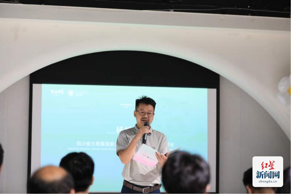活动现场，熊猫邮局负责人唐晓作《熊猫邮局不可思“遗”非遗文创介绍》主旨报告，分享了非遗文创转化的实践案例。作为在蓉央企打造的文创品牌，熊猫邮局多年深耕非遗文创领域，将蜀锦、皮影、糖画、川剧变脸等四川非遗转化为多样文创产品，并依托邮政特色，将非遗元素与邮票创意融合开发特色邮品，通过全国销售渠道走进千家万户，成为非遗“飞”入寻常百姓家的生动范例。