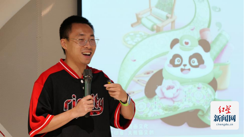 在随后的圆桌对话环节，高校代表、非遗传承人、产业界人士分别从前沿探索、匠心坚守、创新实践等角度展开交流，见证了传统技艺与现代创意的碰撞。