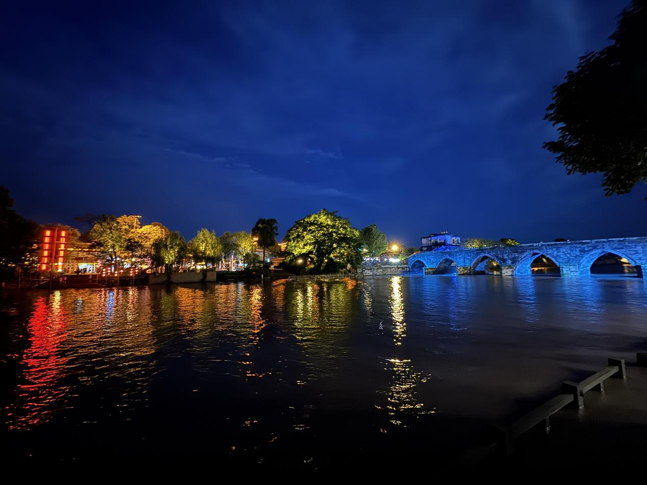 图：平乐古镇夜景（毛雪摄）