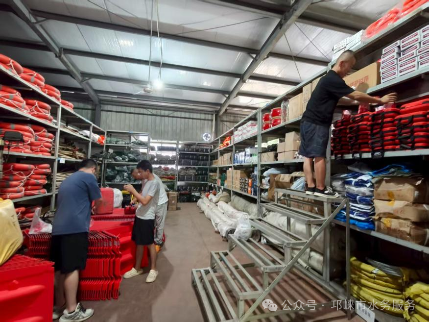 (图为检查防汛物资储备)