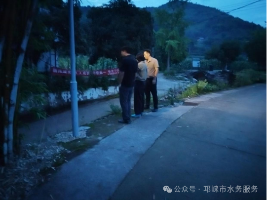 (图为夜间巡查河道水位上涨情况)