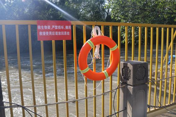 图：引水亲水平安全标语（毛雪摄）1
