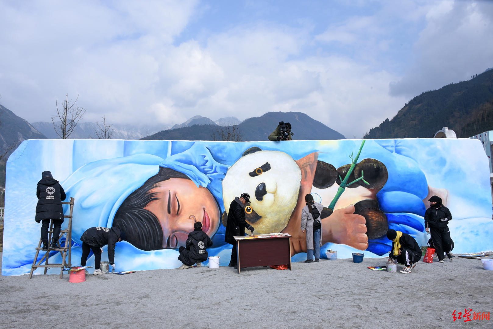 95后刮腻子女孩画壁画走红她在绵竹画了一幅童话