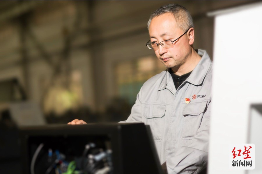 四川普什宁江机床有限公司数控车工郑军眼中,"成都工匠"是荣誉更是