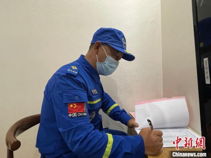 图为蓝天救援队冶福祥正在检查记录册. 祁绣娟 摄