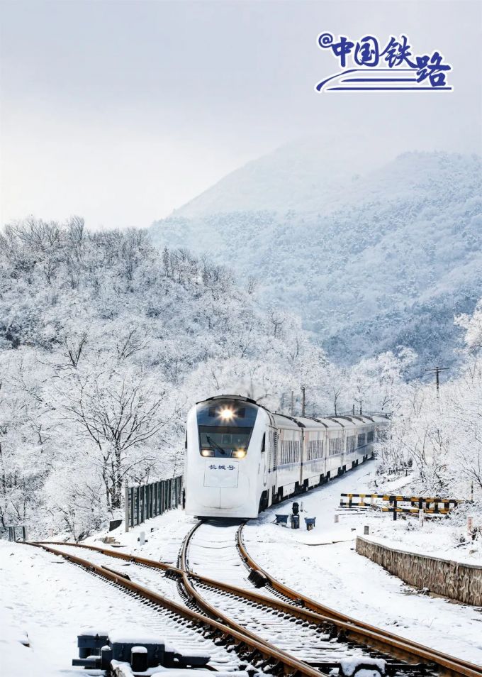 s2线动车组列车在雪中驶过百年人字形铁路.张岚 摄▲城市变奏曲.