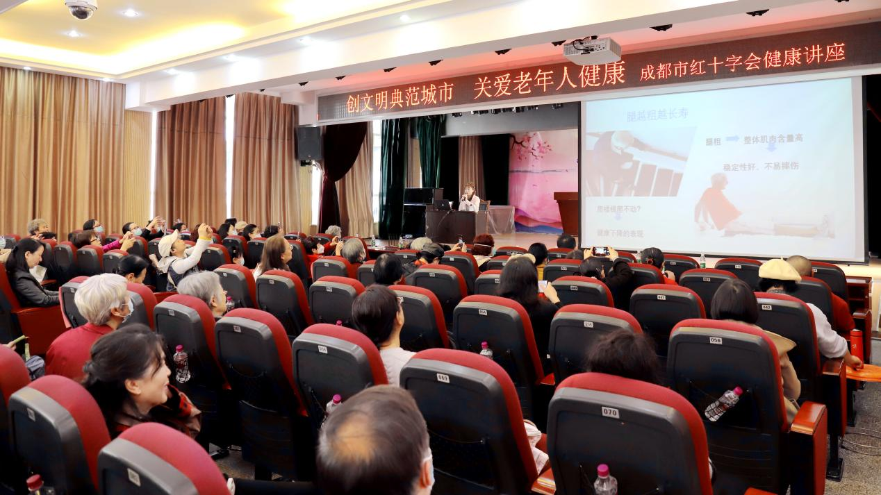 关爱生命健康行成都市老年大学举办现场义诊现场开课现场培训进校园