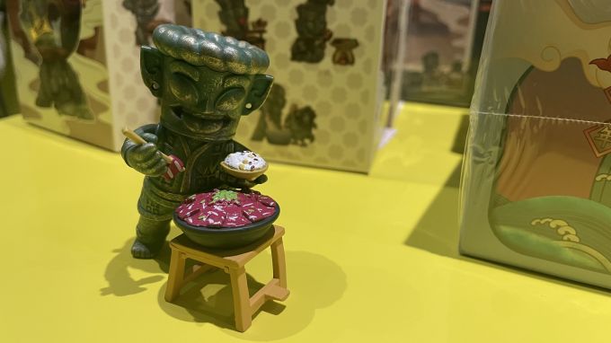 类展示场景,将最具三星堆特色的青铜鸟,青铜人面具,青铜神树等文物,在