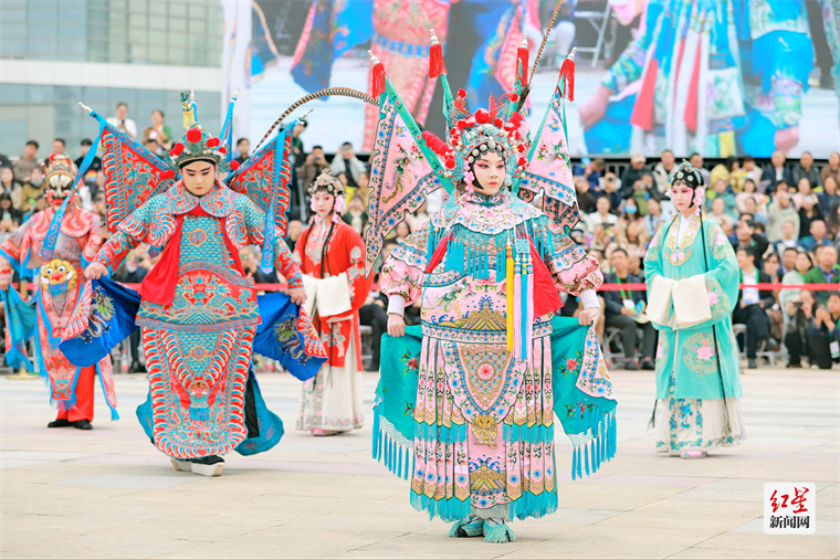 天府大巡游绚丽多姿 第八届中国成都国际非遗节开幕