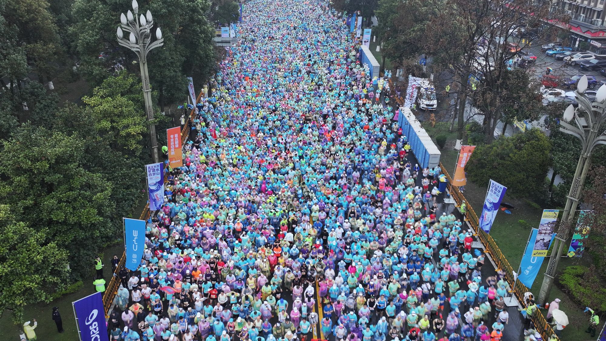 2024成都双遗马拉松赛鸣枪开跑