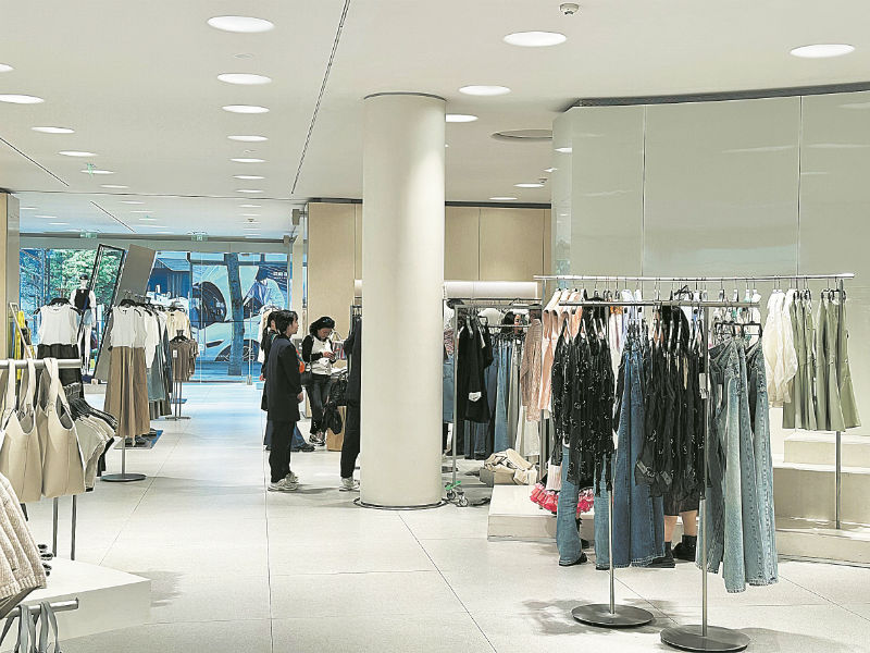 网传zara多城大面积闭店粉丝紧急扫货记者实探成都门店