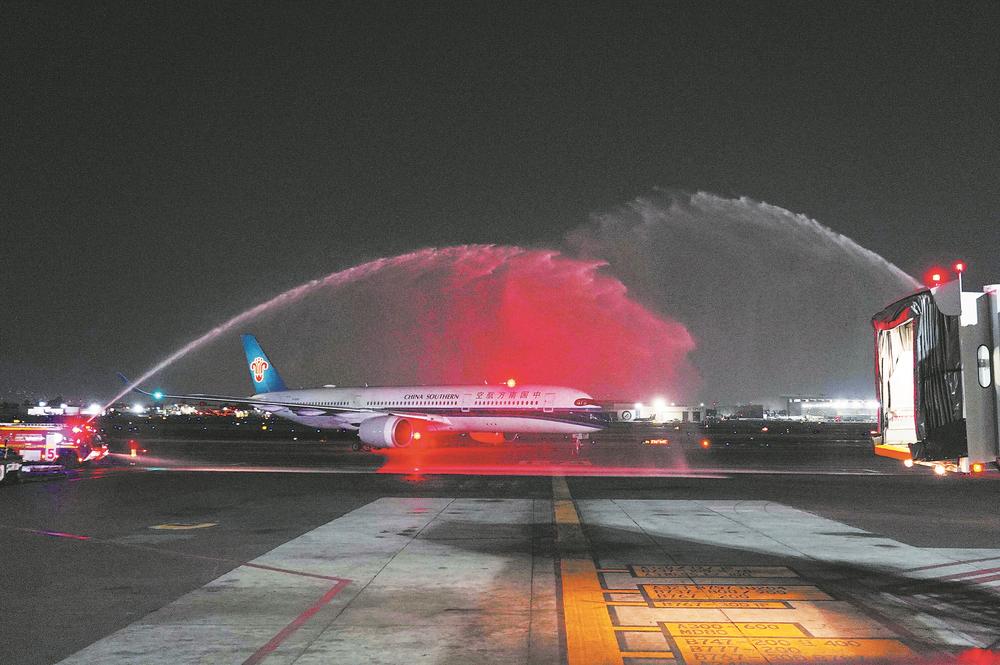 深圳—墨西哥城直飞航班降落在墨首都墨西哥城贝尼托·华雷斯国际机场