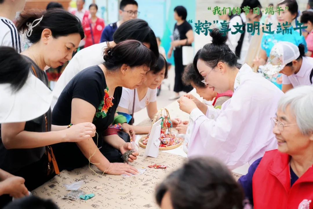 包粽子,做香囊等丰富多彩的文化体验,还特别设立了亲子家庭现场义卖区