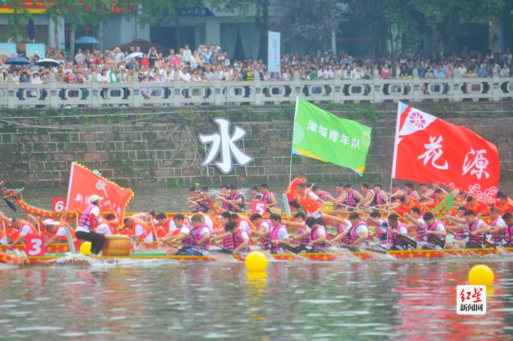 紧接着,激动人心的龙舟比赛正式打响