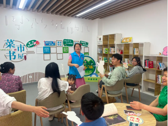 活动通过颂屈原话清廉,折纸龙舟,缝制香包,朱砂点额,绘制农民画书签